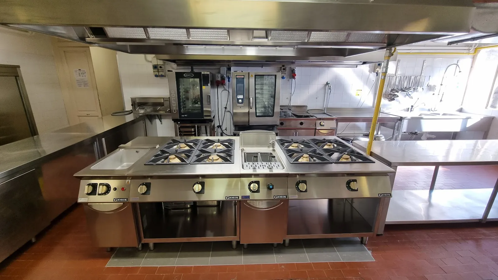 Istituto Alberghiero Martini - cucina-ad-isola-2.webp