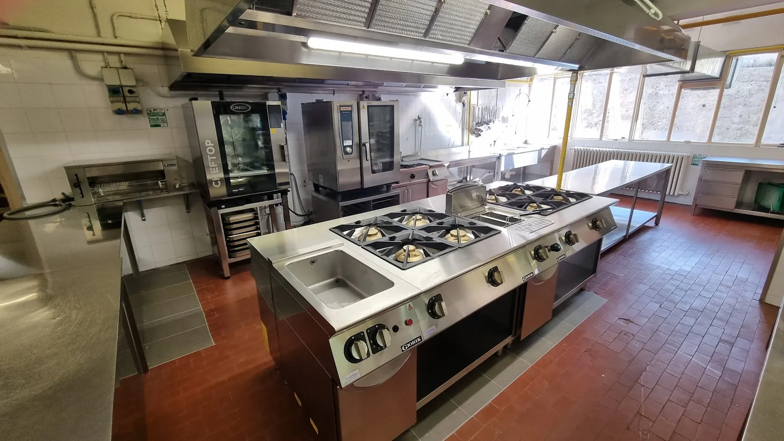 Istituto Alberghiero Martini - cucina-ad-isola.webp