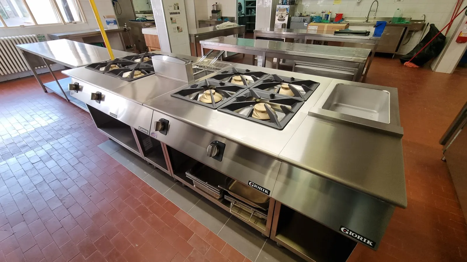 Istituto Alberghiero Martini - cucina-isola-da-sopra.webp