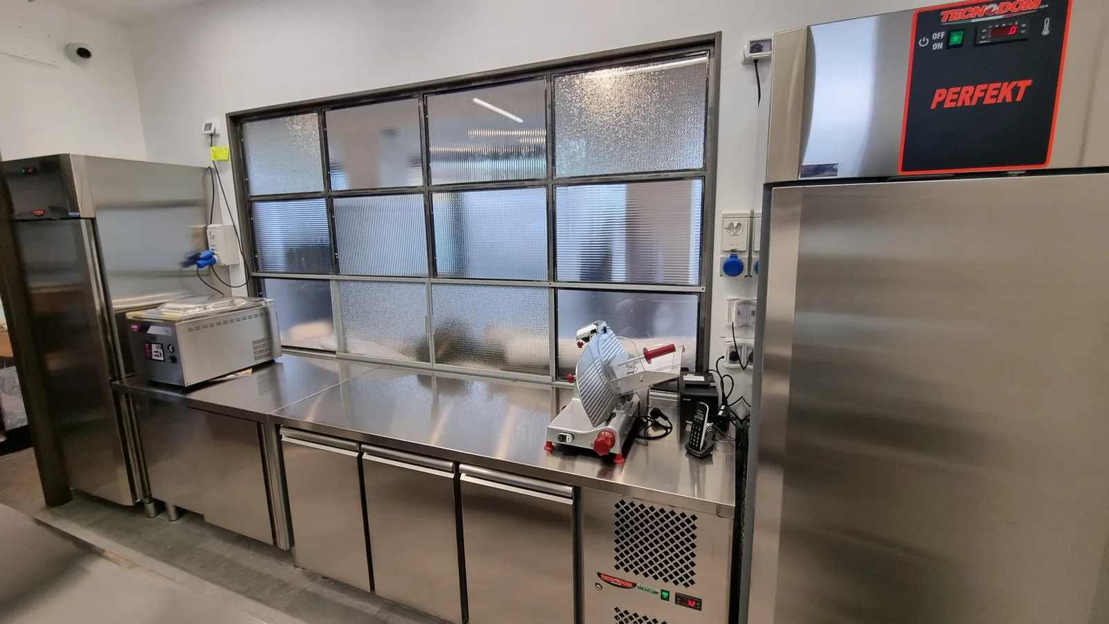 ngh bar - frigoriferi-a-colonna-e-tavolo-frigo.webp