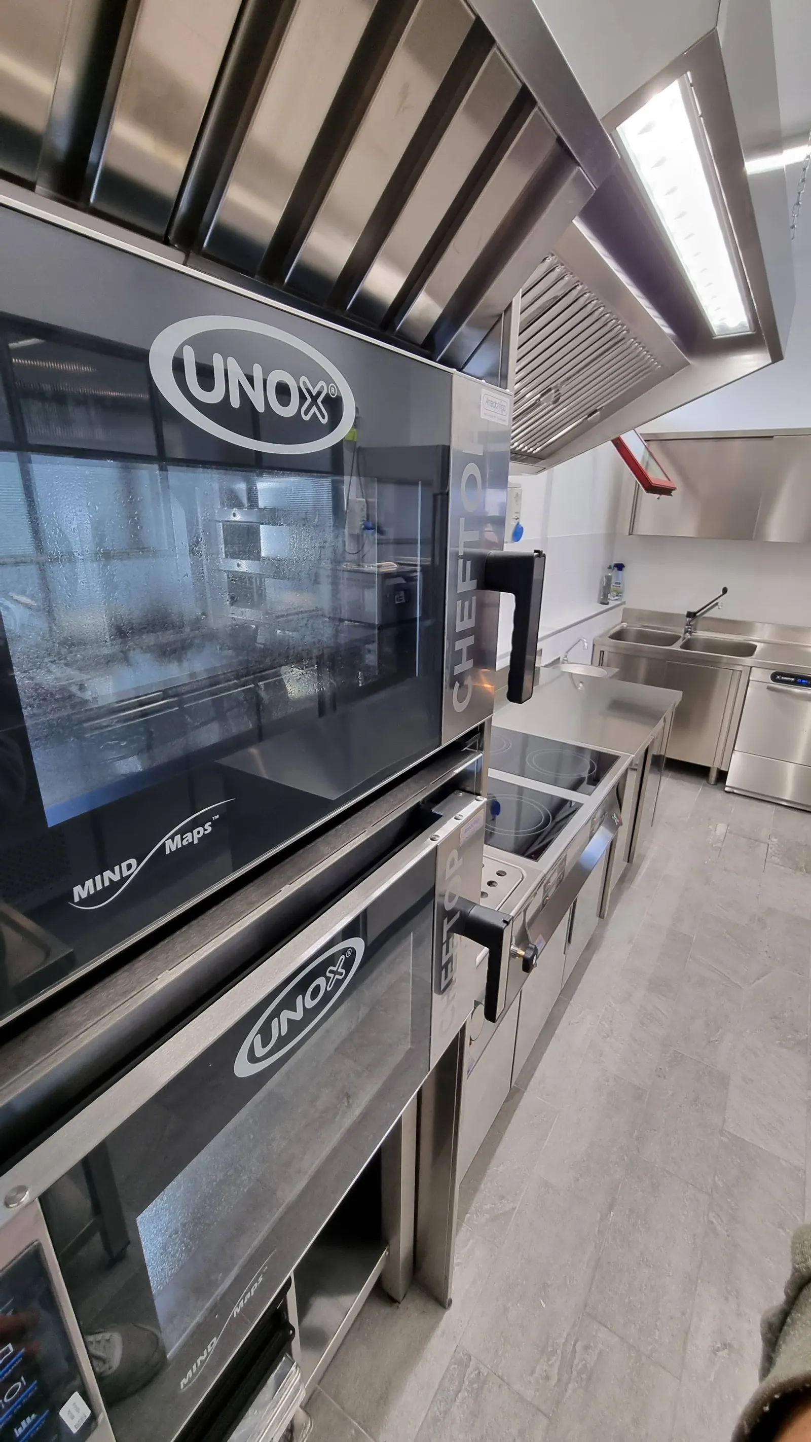 ngh bar - primo-piano-colonna-forni-cucina-e-lavaggio.webp