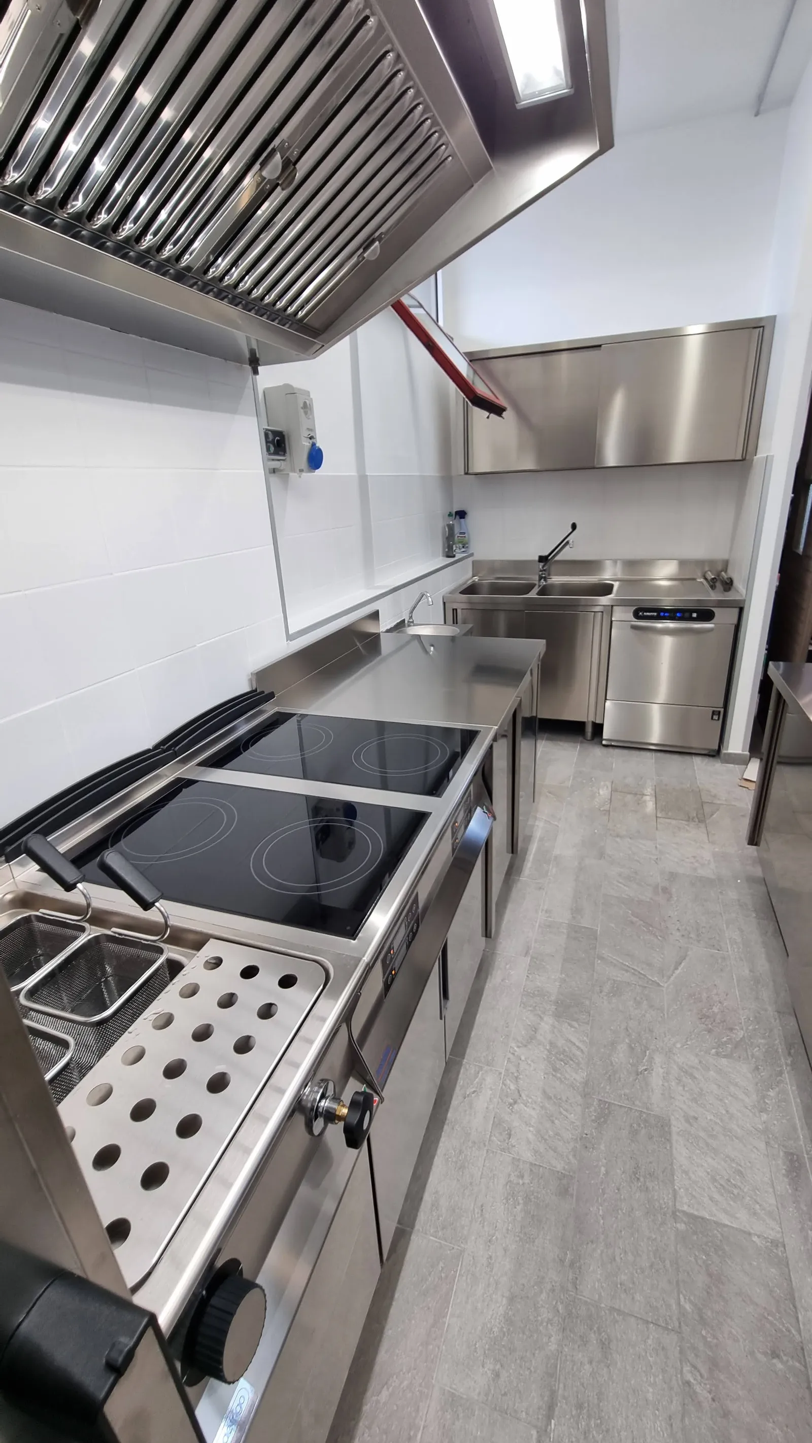 ngh bar - prospettiva-da-cucina-a-lavaggio.webp