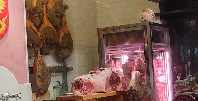 Osteria del Maialetto - vetrina-espositiva-carne-tecfrigo.webp