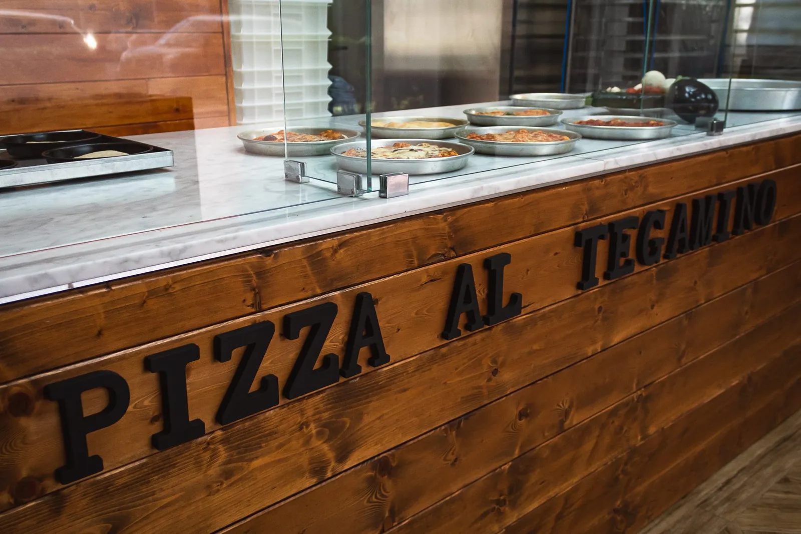 Pizza Al Tegamino - bancone.webp