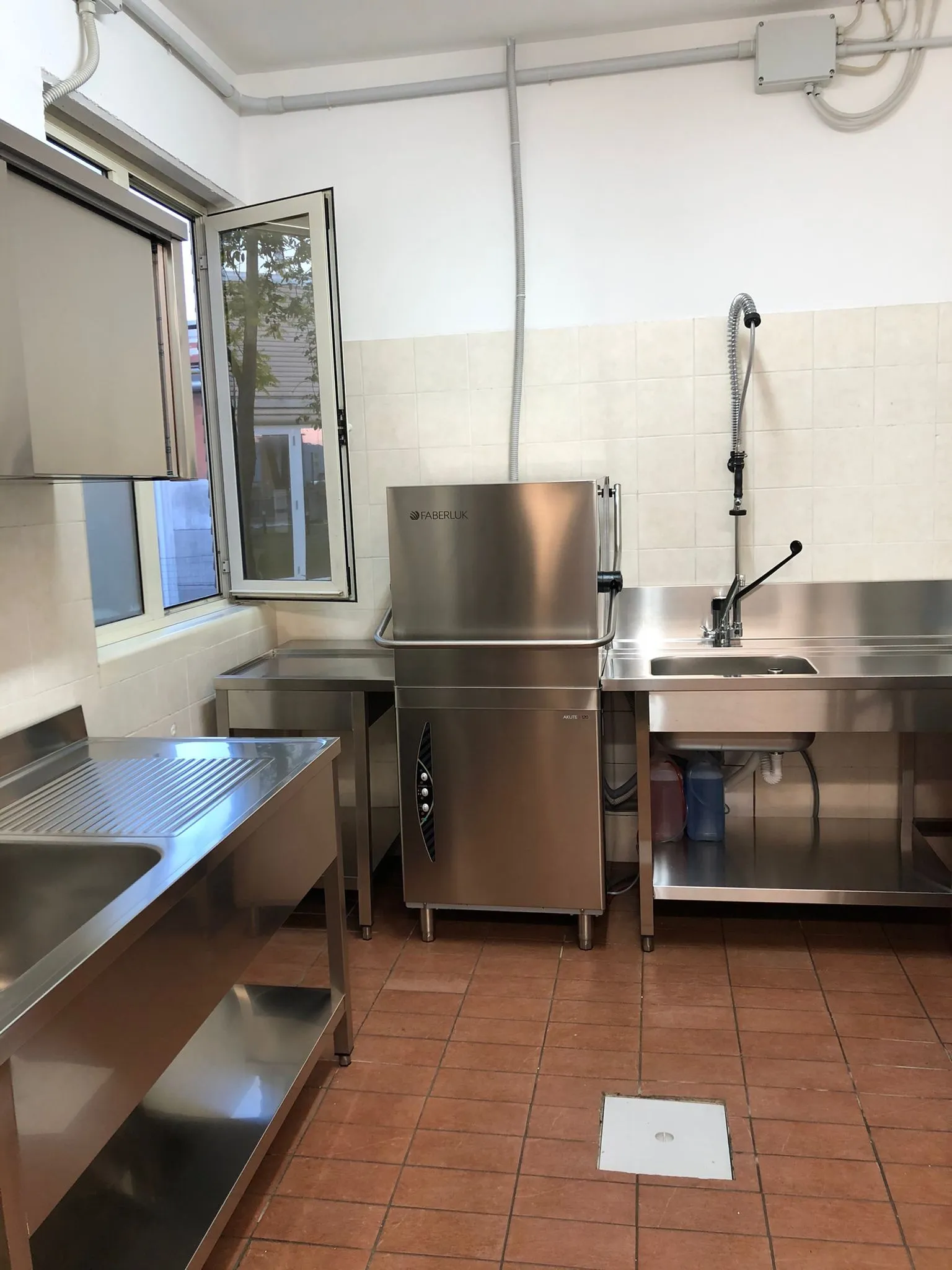 Pizzeria Quarrata - zona-lavaggio-con-lavastoviglie-capotte.webp