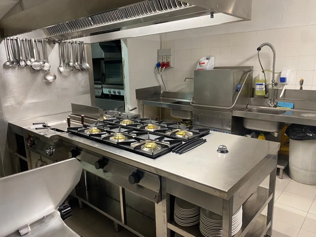 Trattoria da Sandrino - pass-cucina-e-zona-lavaggio-con-capotte.webp