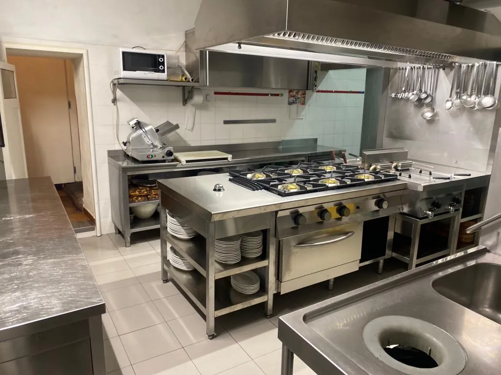 Trattoria da Sandrino - zona-cottura-centrale-e-tavoli-preparazione.webp