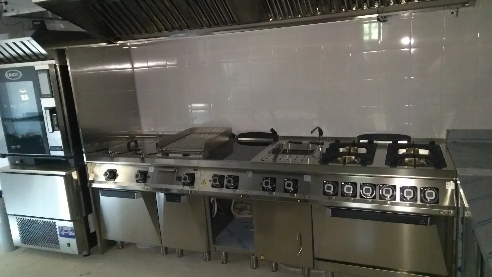 Villa Zelma - linea-cottura-e-colonna-forno-abbattitore.webp