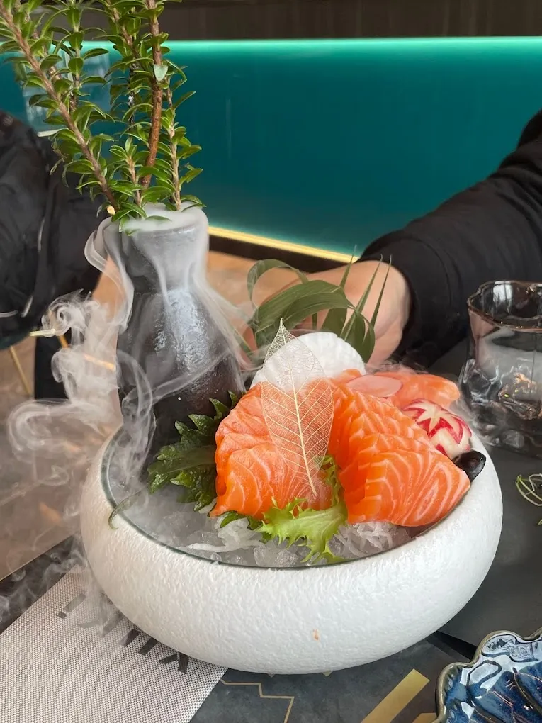 Yuki Sushi - piatto-sashimi-salmone.webp